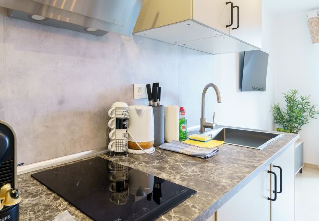 Apartamento en Benalmádena - 2nd line from the beach , seaviews + parking &pool Apartamento en Benalmádena - 2nd line from the beach , seaviews + parking &pool