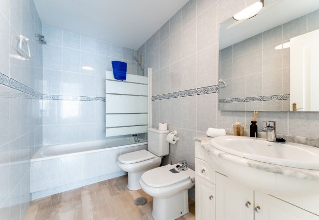 Apartamento en Fuengirola - Superb Location Beachfront , 3 bed with terrace Apartamento en Fuengirola - Superb Location Beachfront , 3 bed with terrace