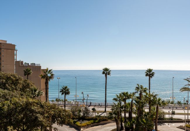 Apartamento en Benalmádena - Benalmadena beachfront retreat w/ big balcony & city/sea views