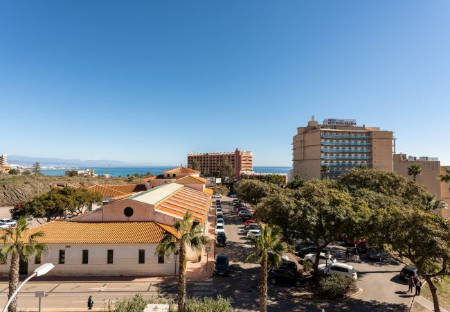 Apartamento en Benalmádena - Benalmadena beachfront retreat w/ big balcony & city/sea views