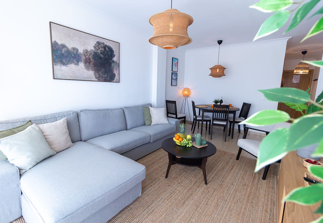 Apartamento en Benalmádena - Beachside Retreat with Private Terrace and sea views