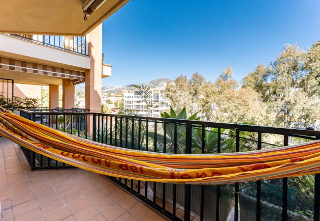 Apartamento en Fuengirola - Seaside Bliss: 2BR Apartment with Tranquil Terrace, Pool & Parking