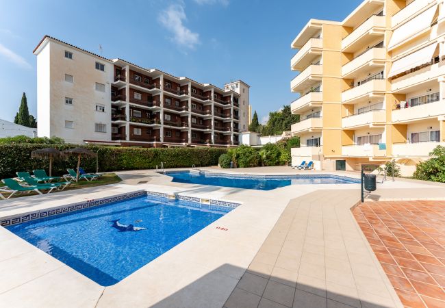 Apartamento en Torremolinos - Sunrise Haven: Spacious, Bright, Pool, Terraces