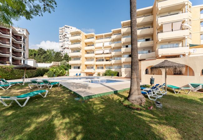 Apartamento en Torremolinos - Sunrise Haven: Spacious, Bright, Pool, Terraces