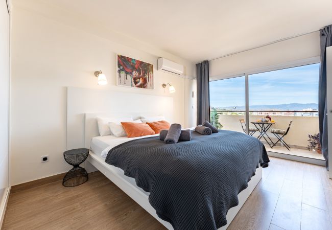 Apartamento en Torremolinos - Sunrise Haven: Spacious, Bright, Pool, Terraces