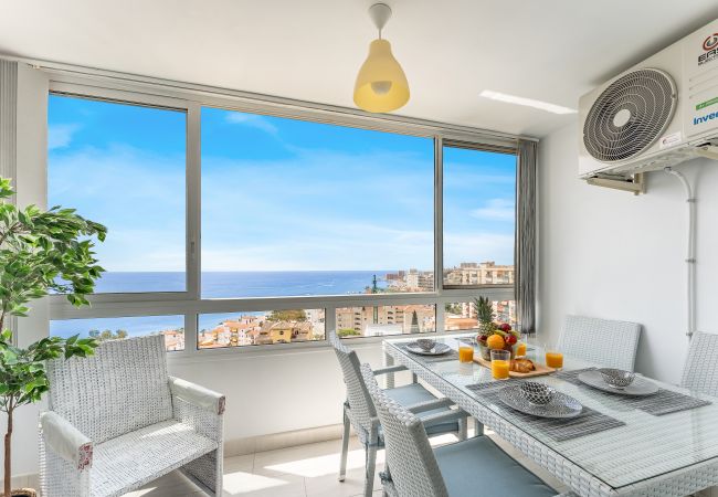 Apartamento en Benalmádena - Coastal Charm: Renovated 2-Bed Apt, Pool, Sea Views