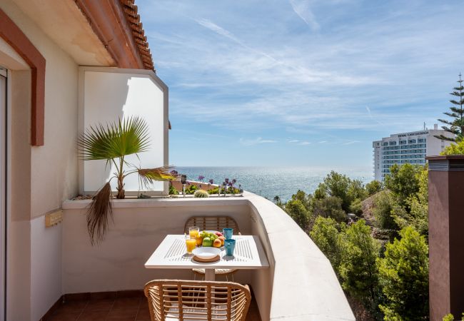 Apartamento en Benalmádena - Coastal Paradise: 3BR + Pool + Sea Views!