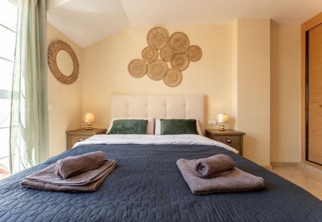 Apartamento en Benalmádena - Coastal Paradise: 3BR + Pool + Sea Views! Apartamento en Benalmádena - Coastal Paradise: 3BR + Pool + Sea Views!