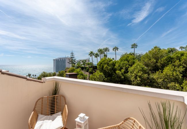 Apartamento en Benalmádena - Coastal Paradise: 3BR + Pool + Sea Views!