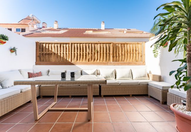 Casa adosada en Benalmádena - Stylish Seaview Townhouse: 3BR, Pool, 4 Terraces,