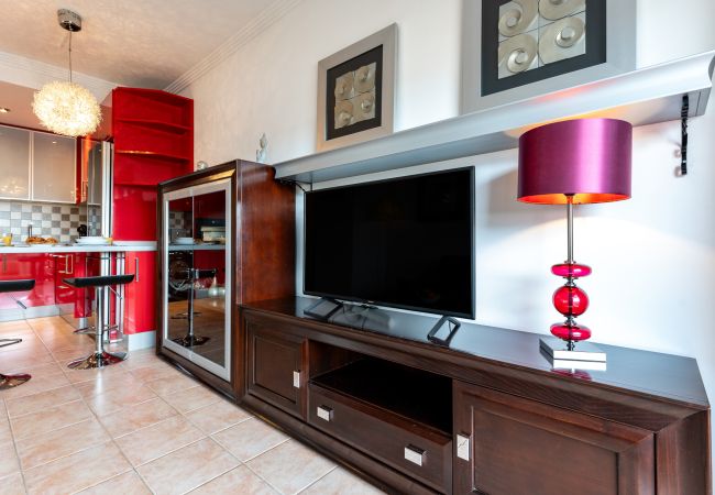 Apartamento en Benalmádena - Benalbeach Bliss: Seafront Retreat with Balcony