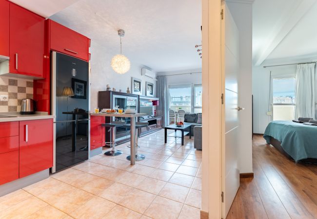 Apartamento en Benalmádena - Benalbeach Bliss: Seafront Retreat with Balcony Apartamento en Benalmádena - Benalbeach Bliss: Seafront Retreat with Balcony