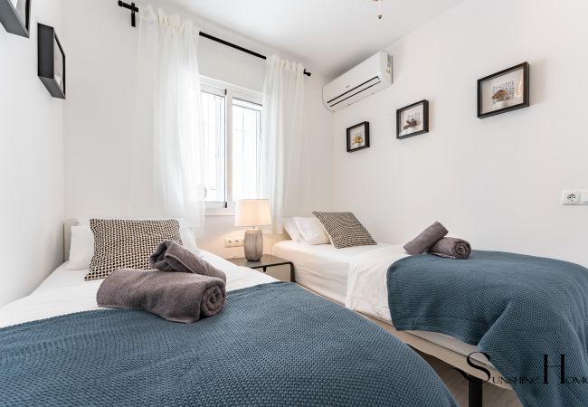 Apartamento en Benalmádena - Fancy 2BR Retreat: Pool, Parking, Wonderful Views Apartamento en Benalmádena - Fancy 2BR Retreat: Pool, Parking, Wonderful Views