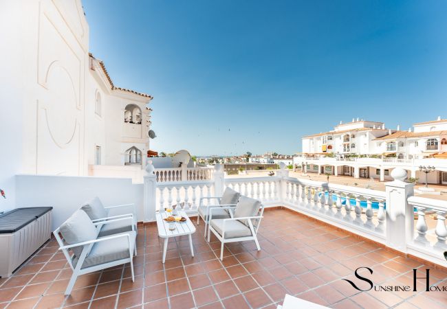 Apartamento en Benalmádena - Fancy 2BR Retreat: Pool, Parking, Wonderful Views Apartamento en Benalmádena - Fancy 2BR Retreat: Pool, Parking, Wonderful Views