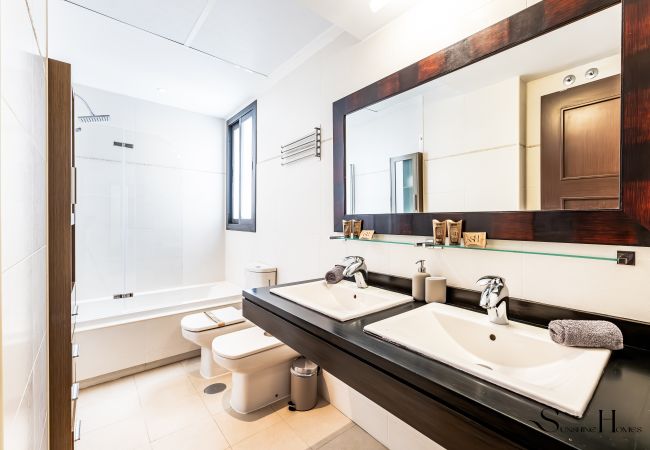 Casa adosada en Fuengirola - Luxury townhouse with rooftop Sauna & Jacuzzi Casa adosada en Fuengirola - Luxury townhouse with rooftop Sauna & Jacuzzi