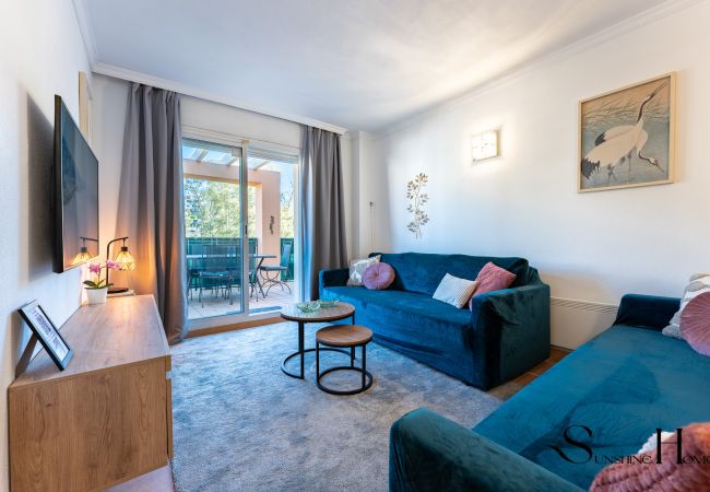 Apartamento en Fuengirola - Mountain Views, Pool & Rooftop: Cozy 2BR for 6 Apartamento en Fuengirola - Mountain Views, Pool & Rooftop: Cozy 2BR for 6