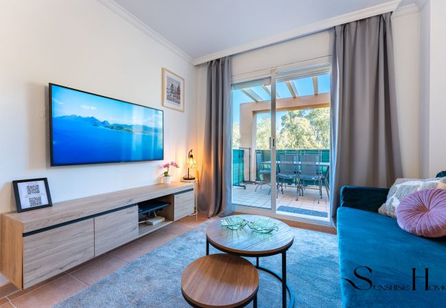 Apartamento en Fuengirola - Mountain Views, Pool & Rooftop: Cozy 2BR for 6 Apartamento en Fuengirola - Mountain Views, Pool & Rooftop: Cozy 2BR for 6