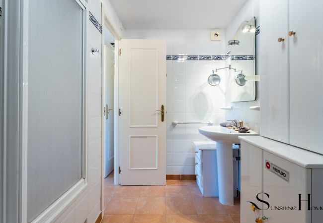 Apartamento en Fuengirola - Mountain Views, Pool & Rooftop: Cozy 2BR for 6 Apartamento en Fuengirola - Mountain Views, Pool & Rooftop: Cozy 2BR for 6