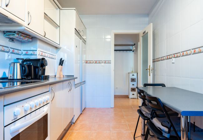 Apartamento en Fuengirola - Mountain Views, Pool & Rooftop: Cozy 2BR for 6 Apartamento en Fuengirola - Mountain Views, Pool & Rooftop: Cozy 2BR for 6