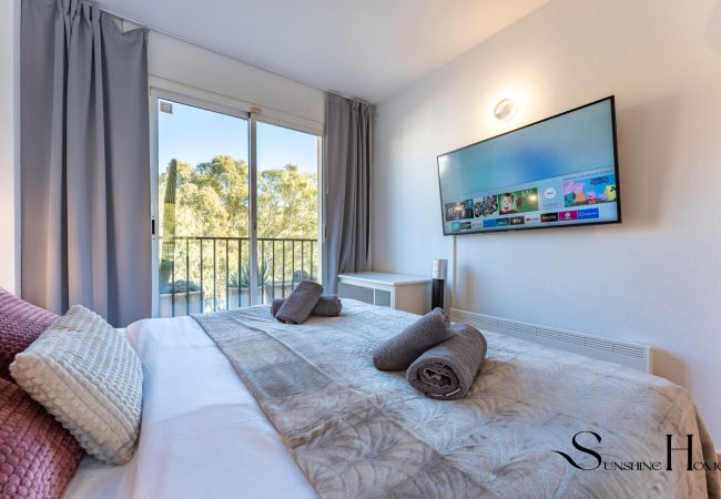 Apartamento en Fuengirola - Mountain Views, Pool & Rooftop: Cozy 2BR for 6 Apartamento en Fuengirola - Mountain Views, Pool & Rooftop: Cozy 2BR for 6