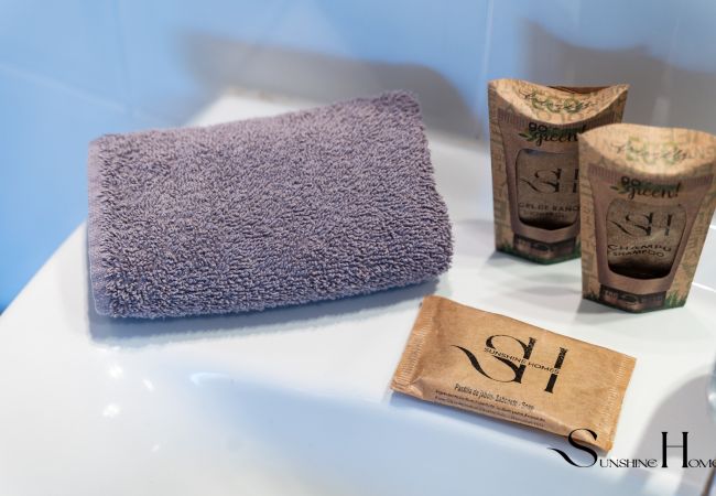 Apartamento en Fuengirola - Mountain Views, Pool & Rooftop: Cozy 2BR for 6 Apartamento en Fuengirola - Mountain Views, Pool & Rooftop: Cozy 2BR for 6