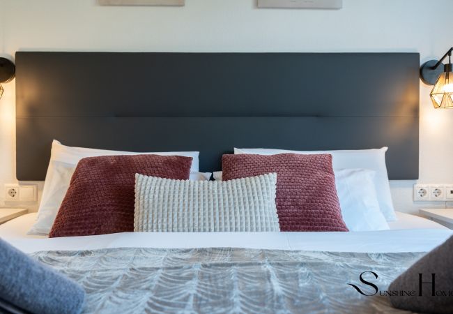 Apartamento en Fuengirola - Mountain Views, Pool & Rooftop: Cozy 2BR for 6 Apartamento en Fuengirola - Mountain Views, Pool & Rooftop: Cozy 2BR for 6