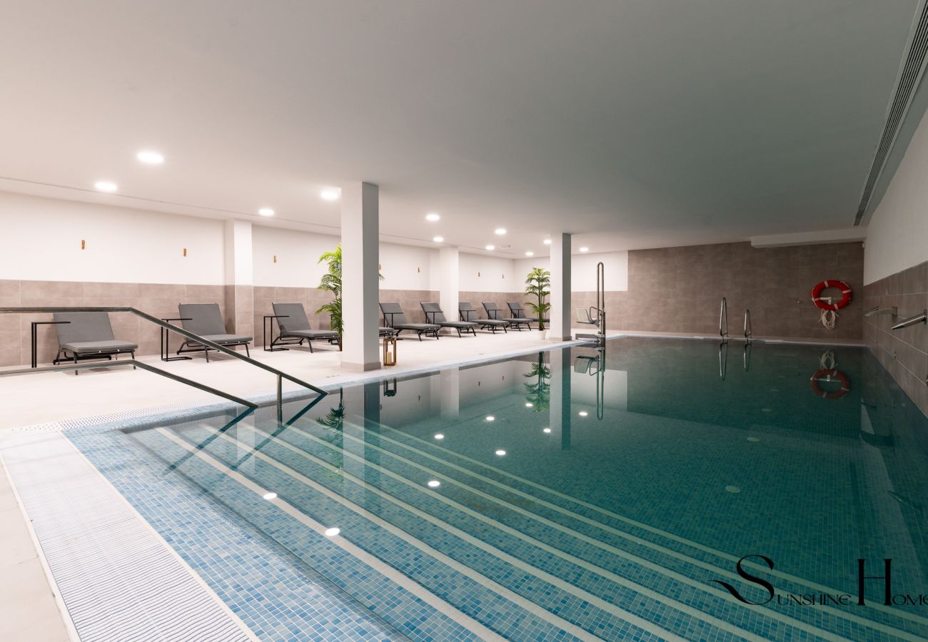 Apartamento en Mijas Costa - Apartamento de lujo de 2 dormitorios | ¡Piscinas, sauna, gimnasio y más! REF064