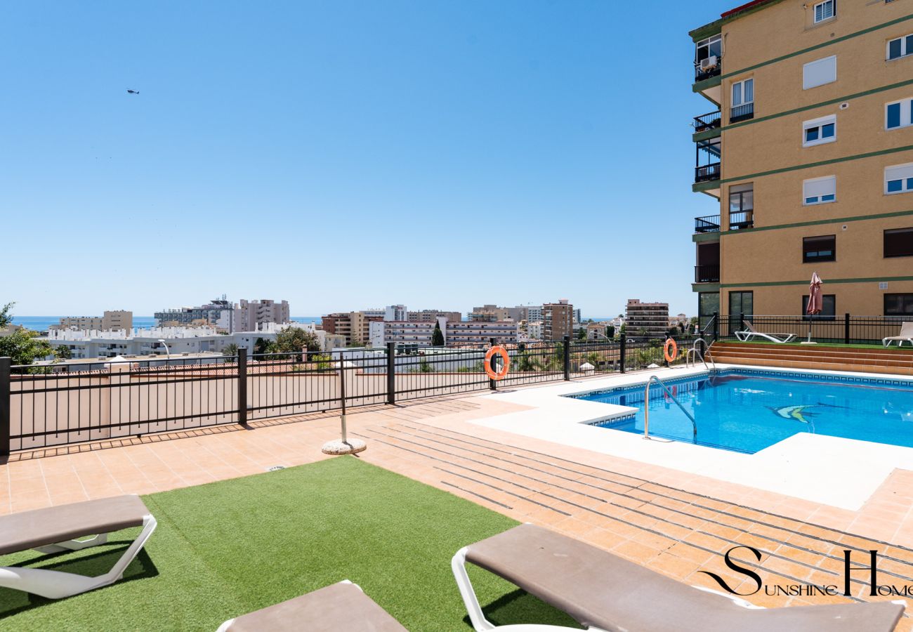 Apartamento en Torremolinos - Cozy 2 Bedroom Duplex, Parking, Terrace, Office, Pool! 