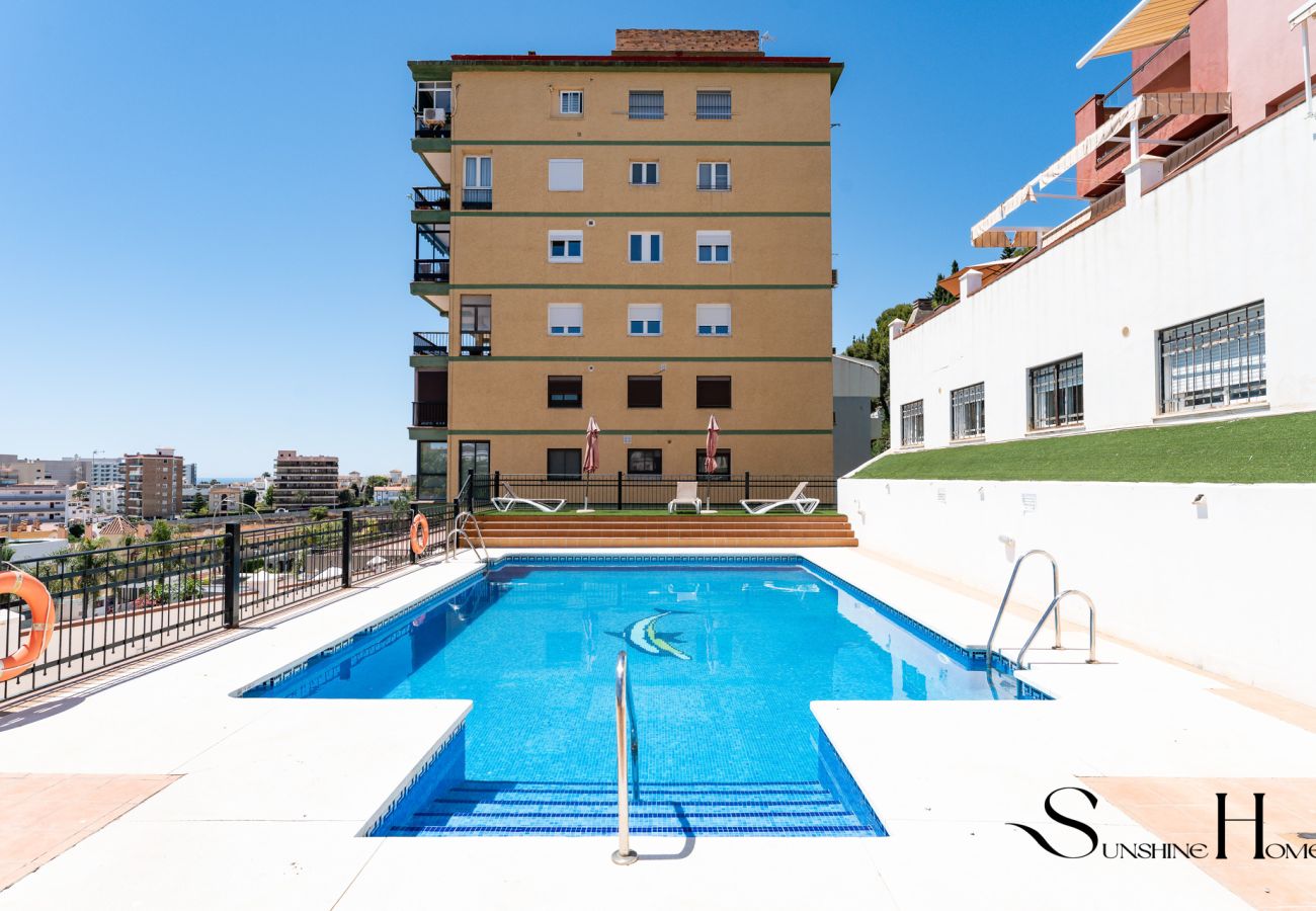 Apartamento en Torremolinos - Cozy 2 Bedroom Duplex, Parking, Terrace, Office, Pool! 