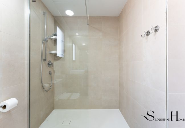 Apartamento en Fuengirola - Luxury Beach Escape, Pools, Gym & Sauna +Parking Apartamento en Fuengirola - Luxury Beach Escape, Pools, Gym & Sauna +Parking