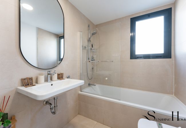Apartamento en Fuengirola - Luxury Beach Escape, Pools, Gym & Sauna +Parking Apartamento en Fuengirola - Luxury Beach Escape, Pools, Gym & Sauna +Parking
