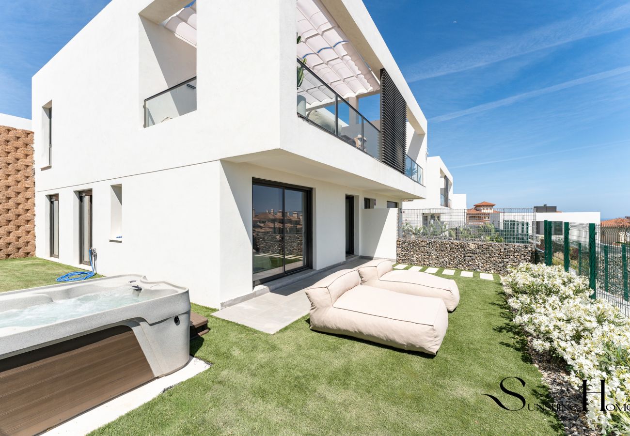 Casa adosada en Mijas - Luxury 3-Bed Mijas Villa – Sea View, Pool & Jacuzzi
