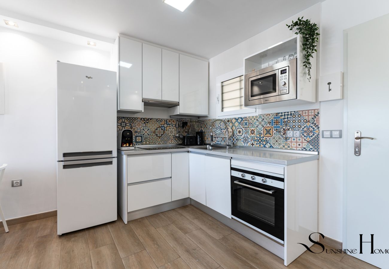 Apartamento en Torremolinos - Estancia en la playa con terraza y vistas al mar REF050