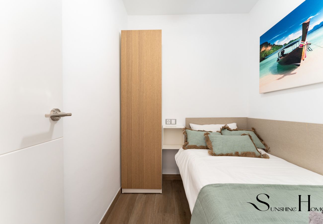 Apartamento en Torremolinos - Estancia en la playa con terraza y vistas al mar REF050