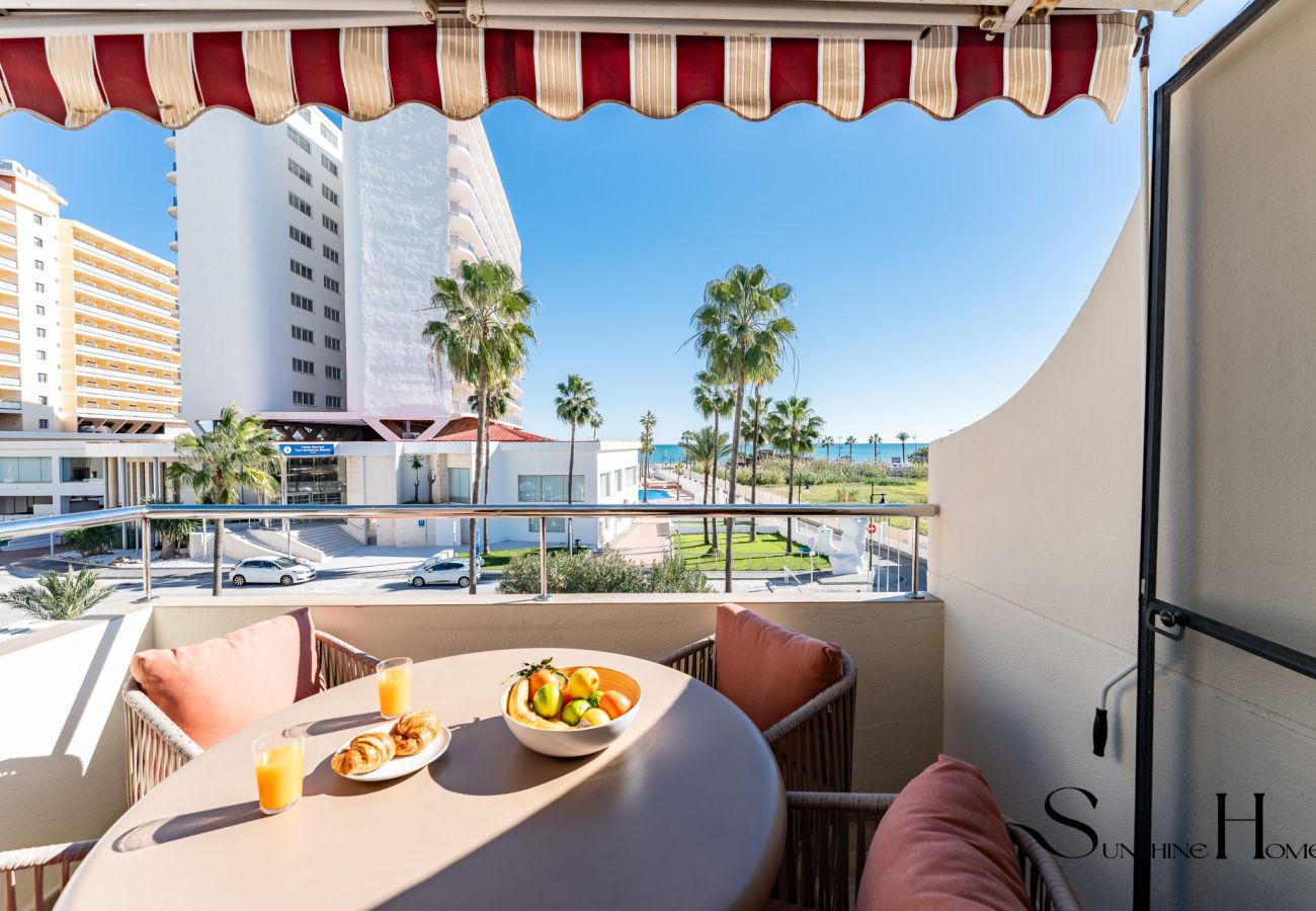 Apartamento en Torremolinos - Estancia en la playa con terraza y vistas al mar REF050