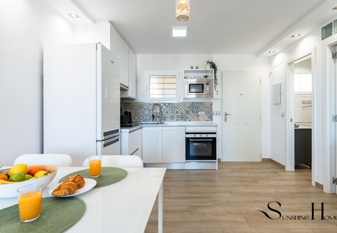 Apartamento en Torremolinos - Estancia en la playa con terraza y vistas al mar REF050