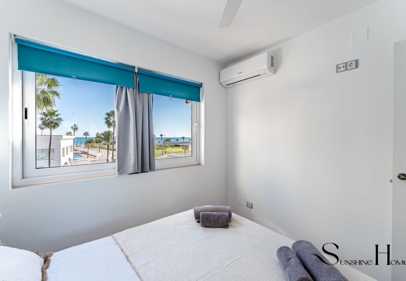 Apartamento en Torremolinos - Estancia en la playa con terraza y vistas al mar REF050