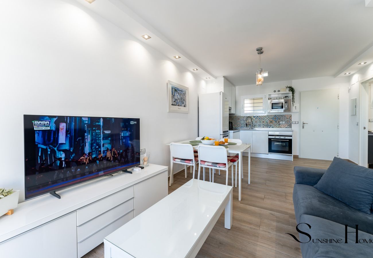 Apartamento en Torremolinos - Estancia en la playa con terraza y vistas al mar REF050