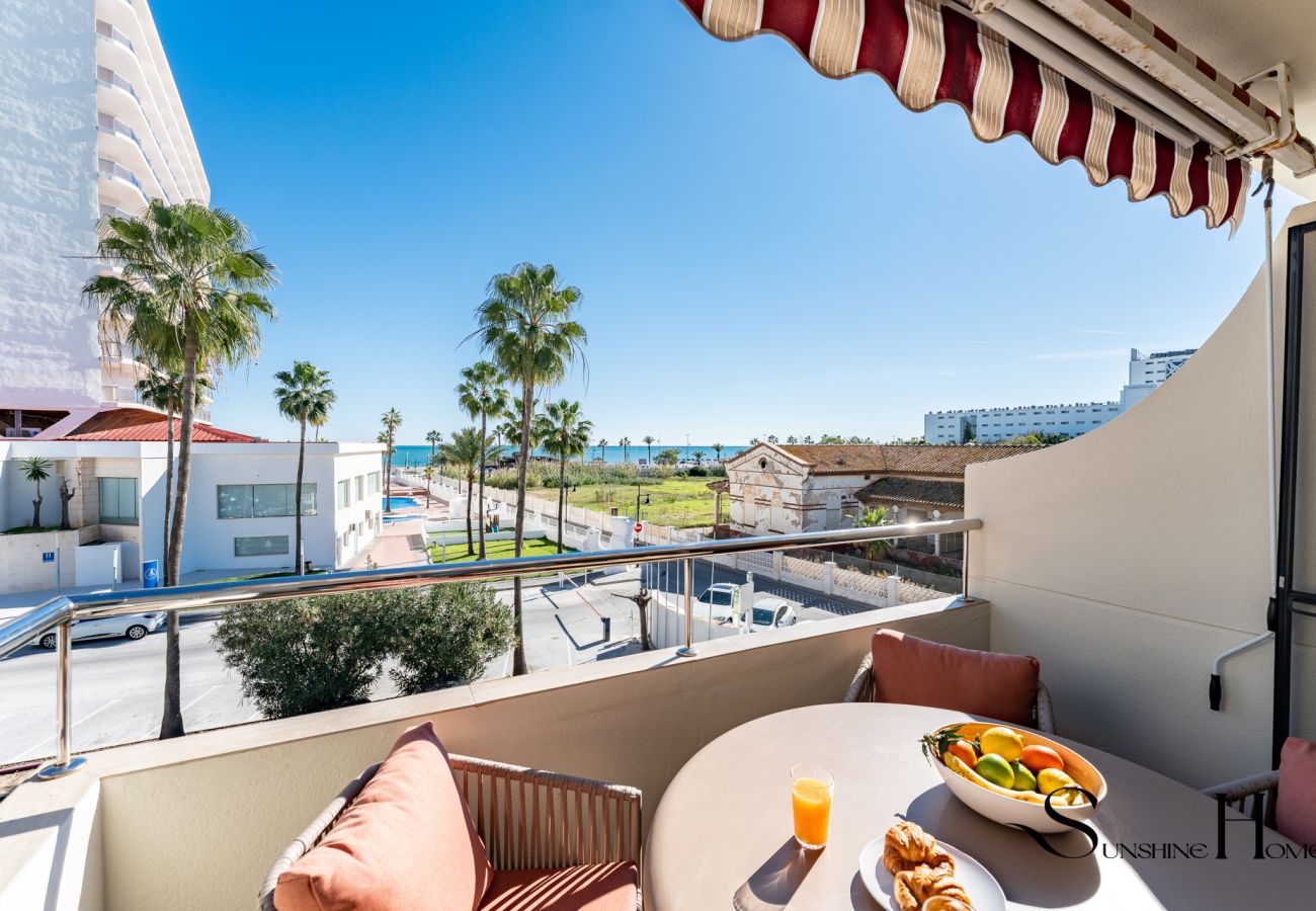 Apartamento en Torremolinos - Estancia en la playa con terraza y vistas al mar REF050