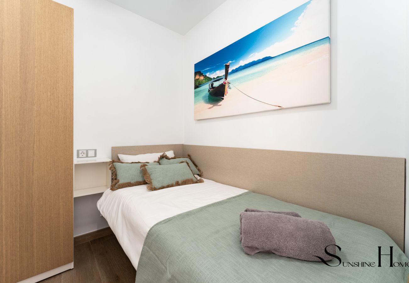 Apartamento en Torremolinos - Estancia en la playa con terraza y vistas al mar REF050