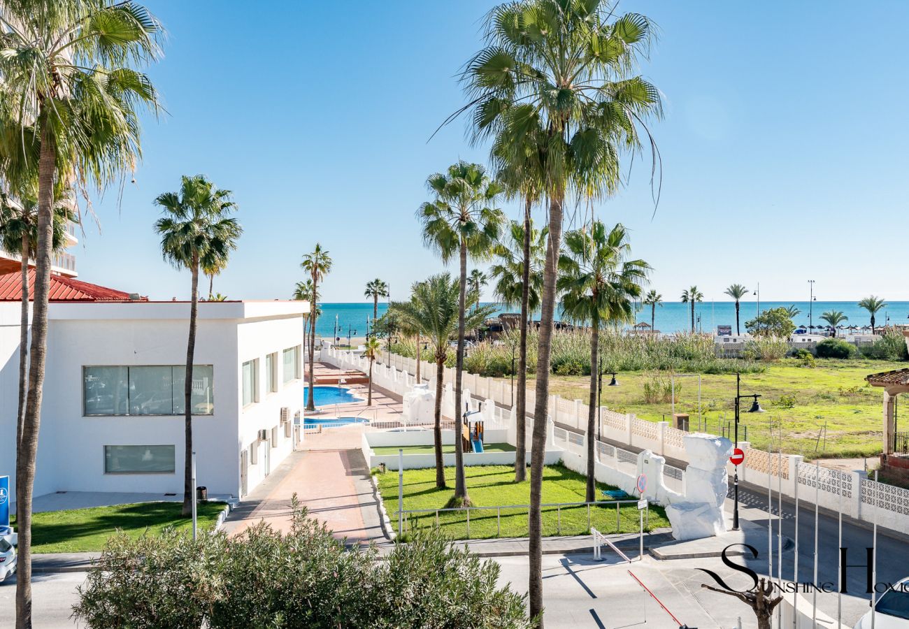 Apartamento en Torremolinos - Estancia en la playa con terraza y vistas al mar REF050