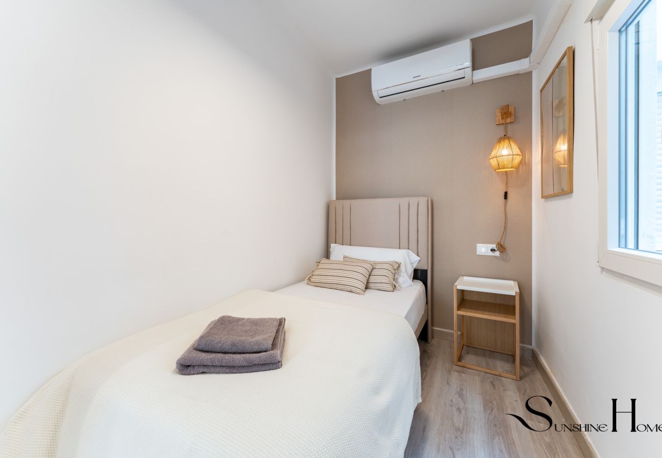 Apartamento en Málaga - Apartamento moderno de 2 dormitorios en el Centro Histórico de Málaga – Todo a pie REF068