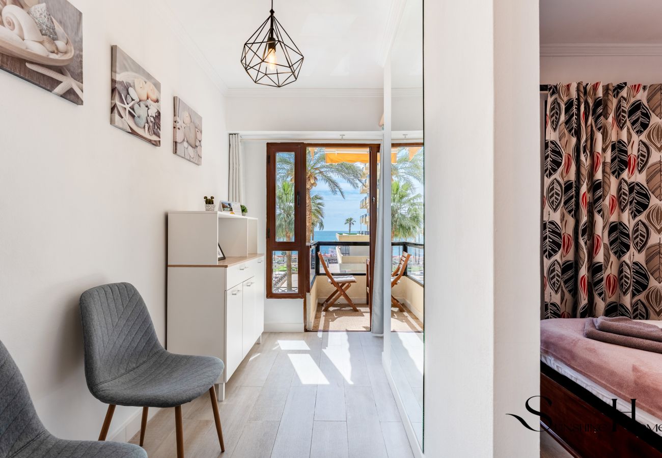 Apartamento en Benalmádena - Beachfront Studio with Sea Views & Pools