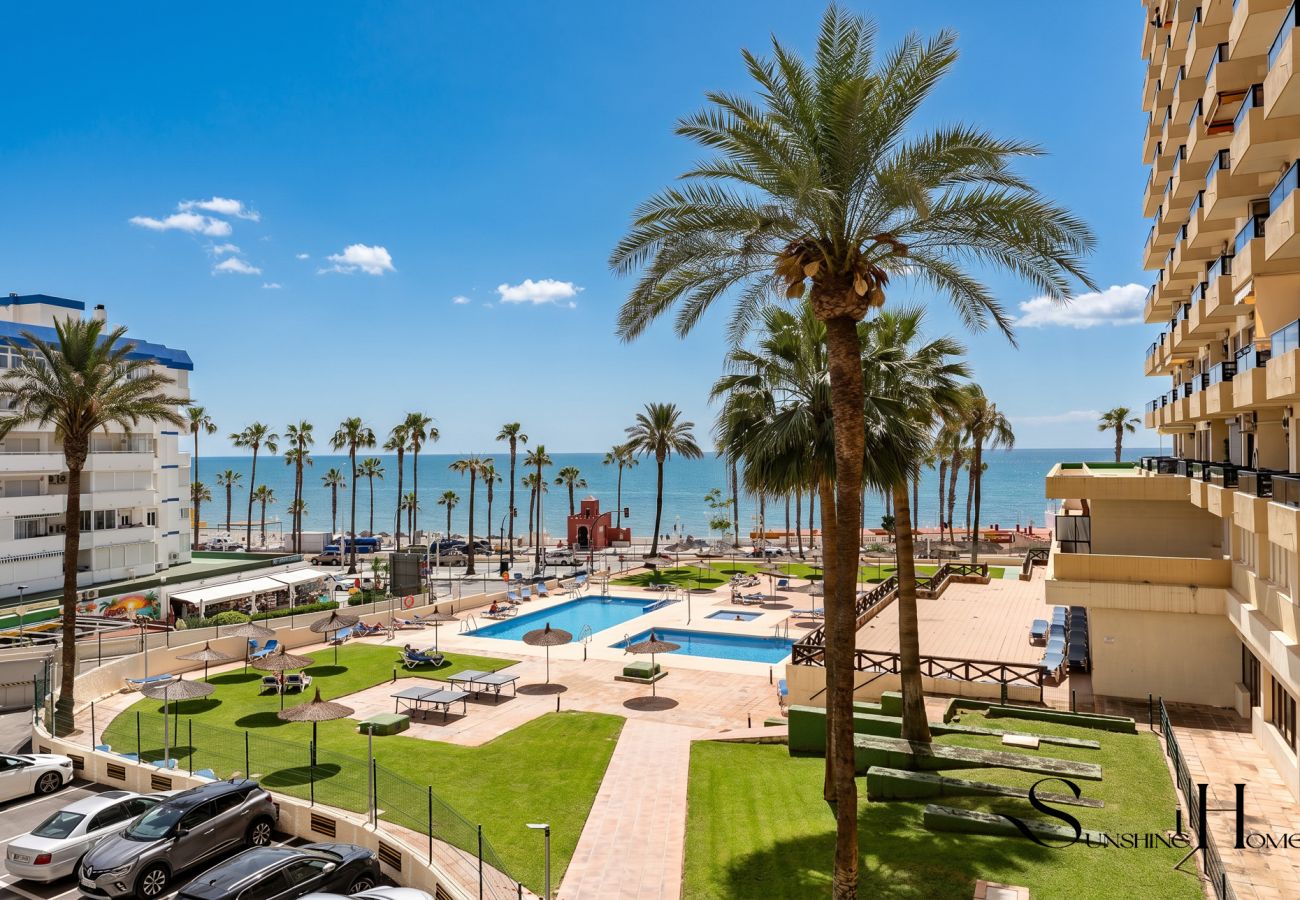 Apartamento en Benalmádena - Beachfront Studio with Sea Views & Pools