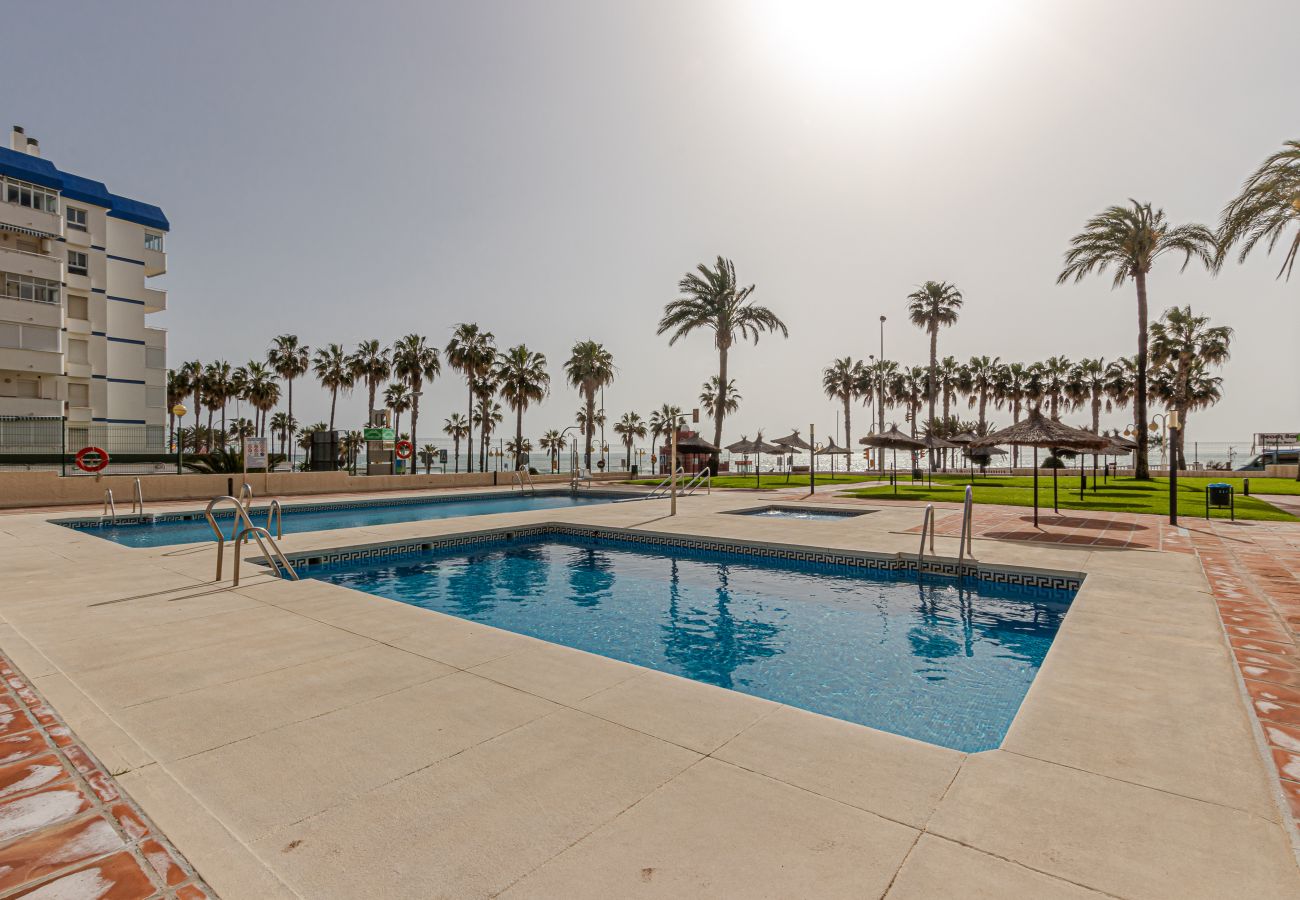 Apartamento en Benalmádena - Beachfront Studio with Sea Views & Pools