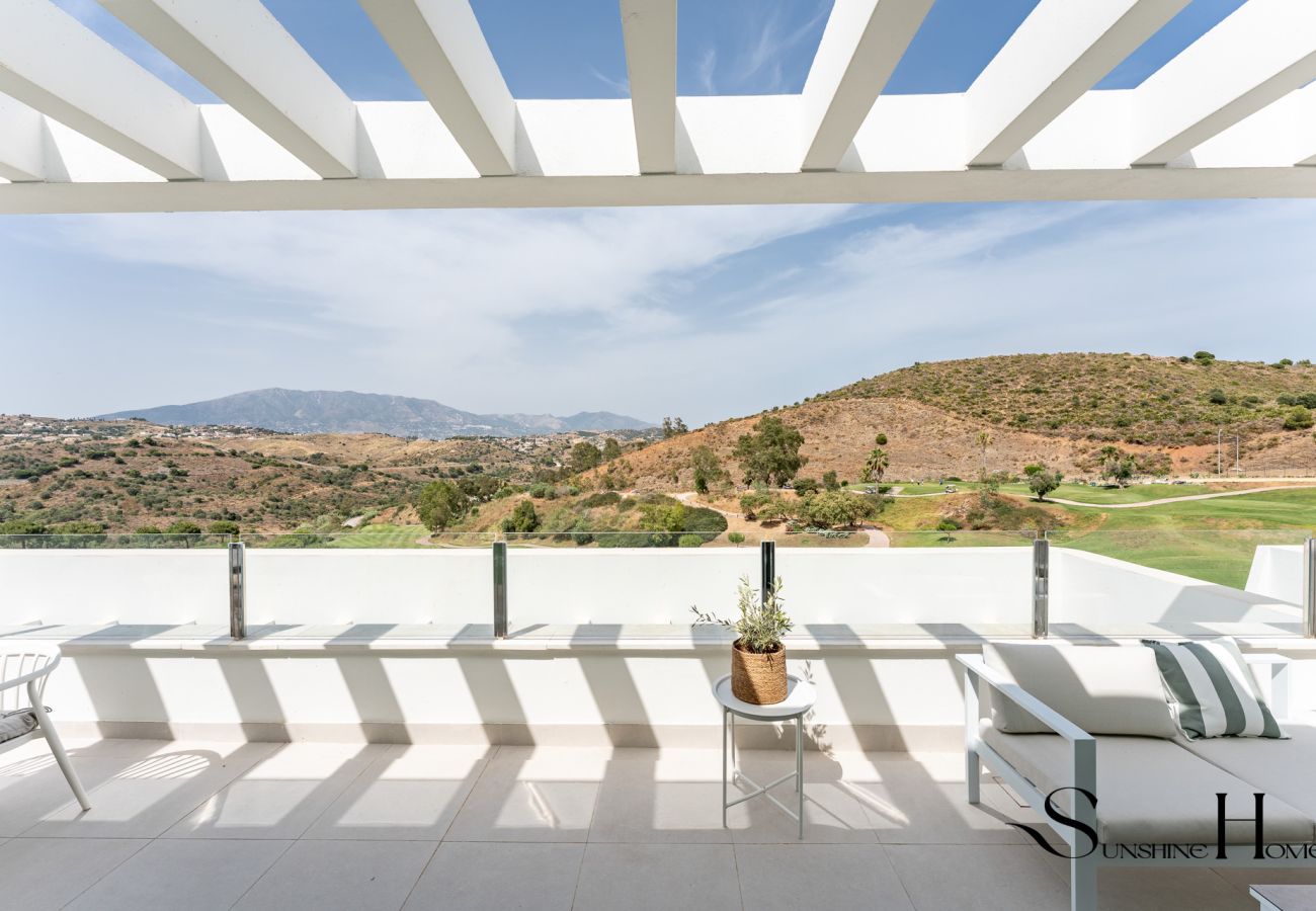 Apartamento en Mijas Costa - Ático Moderno de 2 Dormitorios con Vistas al Golf Cerca de La Cala de Mijas