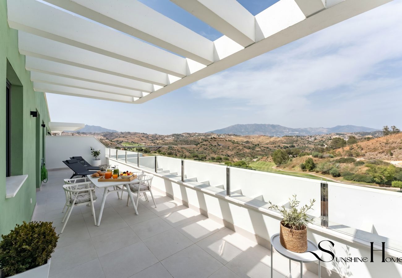 Apartamento en Mijas Costa - Ático Moderno de 2 Dormitorios con Vistas al Golf Cerca de La Cala de Mijas