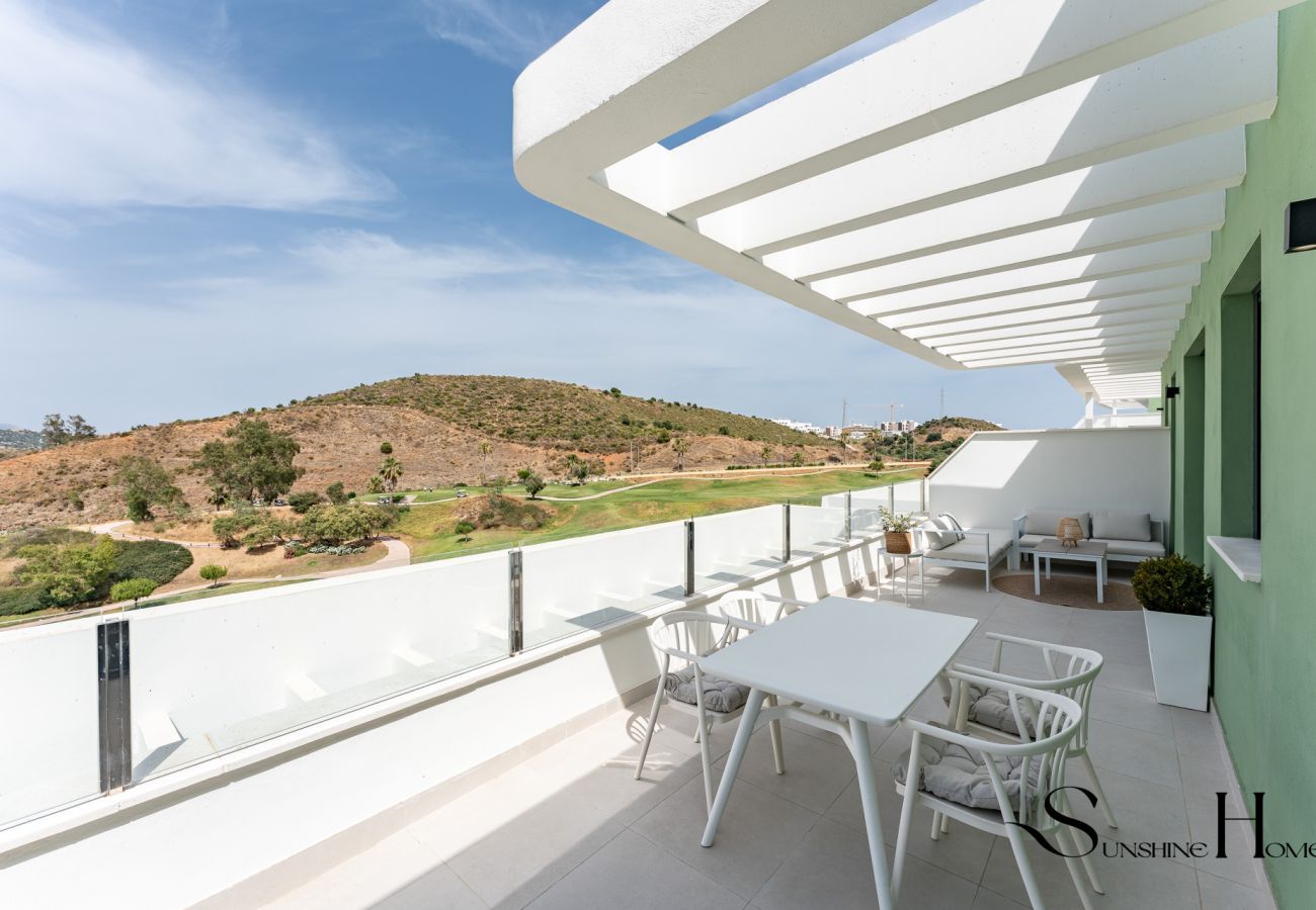 Apartamento en Mijas Costa - Ático Moderno de 2 Dormitorios con Vistas al Golf Cerca de La Cala de Mijas