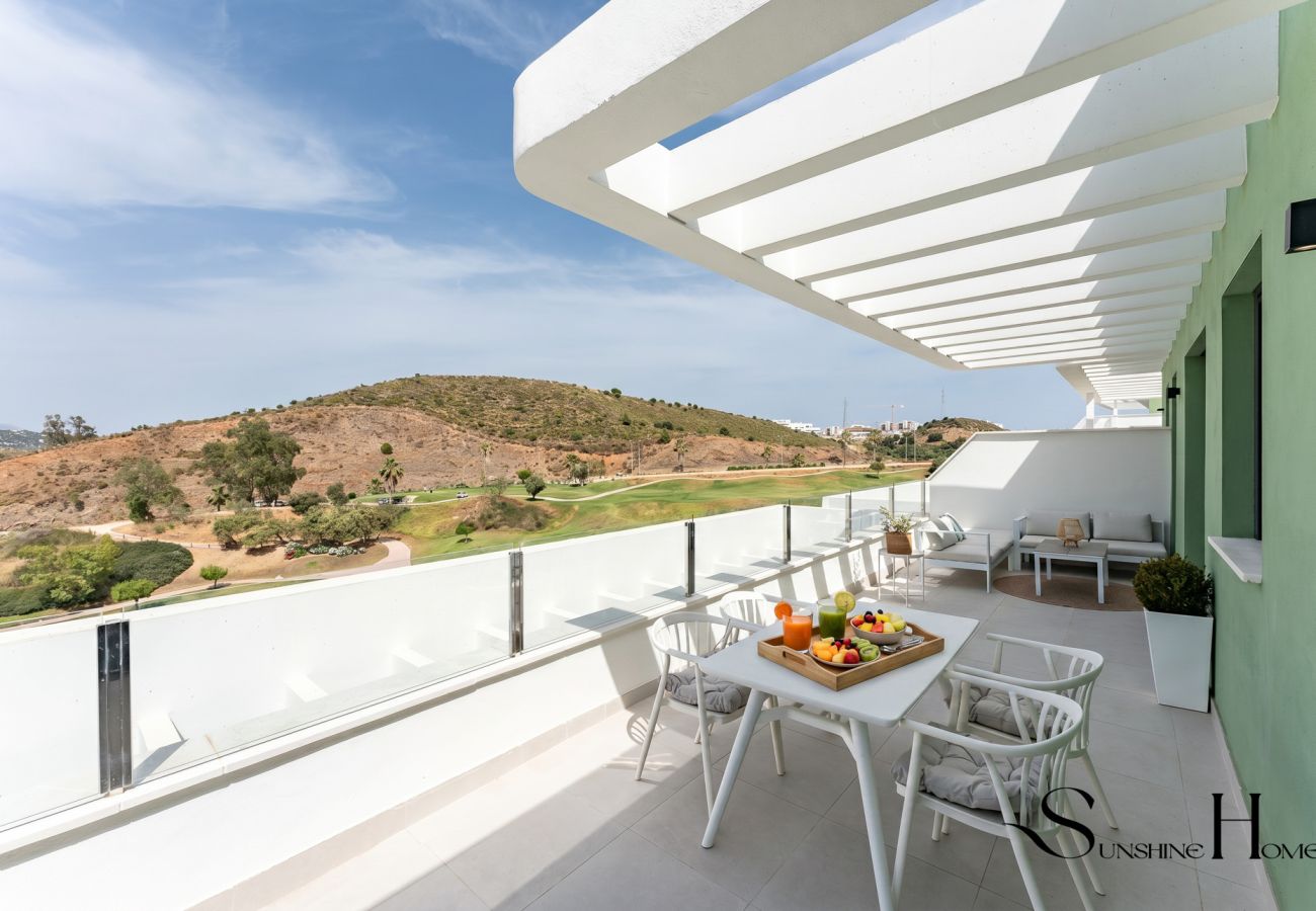 Apartamento en Mijas Costa - Ático Moderno de 2 Dormitorios con Vistas al Golf Cerca de La Cala de Mijas