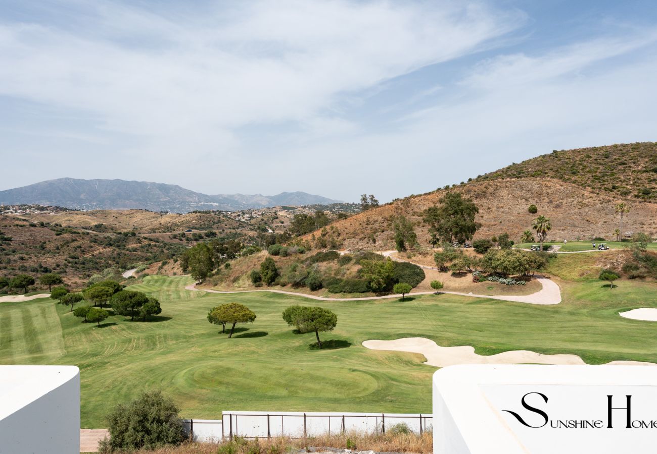 Apartamento en Mijas Costa - Ático Moderno de 2 Dormitorios con Vistas al Golf Cerca de La Cala de Mijas